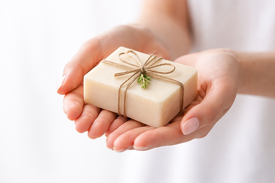 手のひらにキレにもたれた石鹸のイメージ画像です。