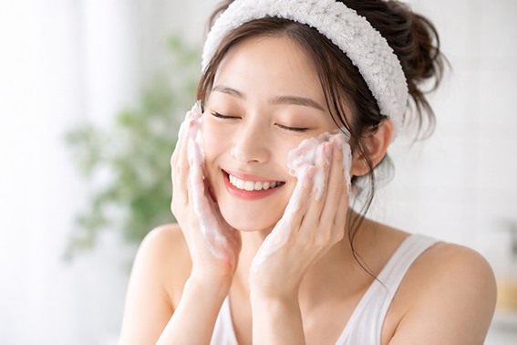 洗顔をして笑顔になっている女性のイメージ画像です。