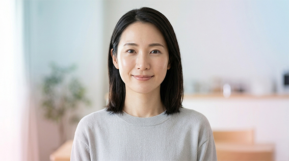 正面を向いて微笑んでいる女性